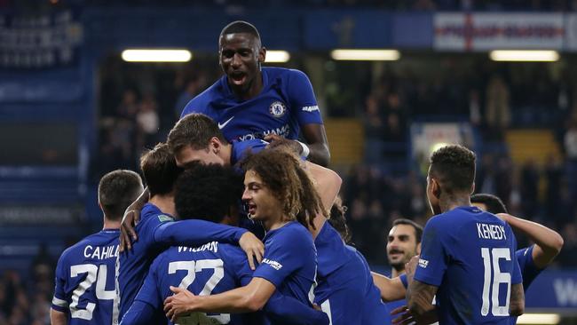 Chelsea's Brazilian midfielder Willian (C) celebrates