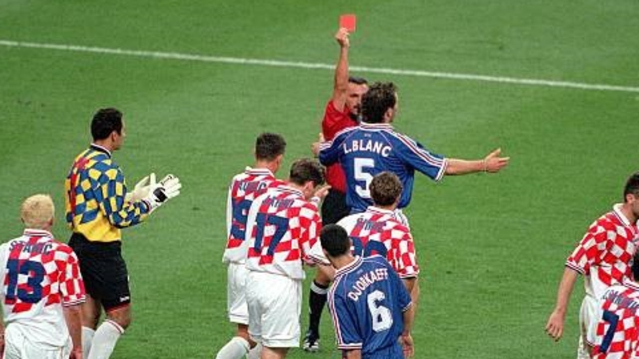 While the new World Champion France takes the World Cup / l. The team of  Croatia makes a team photo, team picture, team photo. in the rain GES /  Football / World