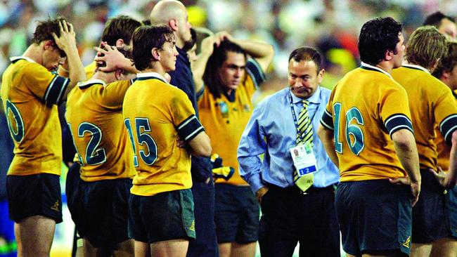 Eddie Jones with Wallabies players following the 2003 Rugby World Cup final loss. Picture: AFP