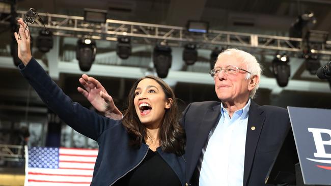 US Democratic Congresswoman Alexandria Ocasio-Cortez (D-N. Y) and Senator Bernie Sanders (Joe Raedle/Getty Images/AFP)