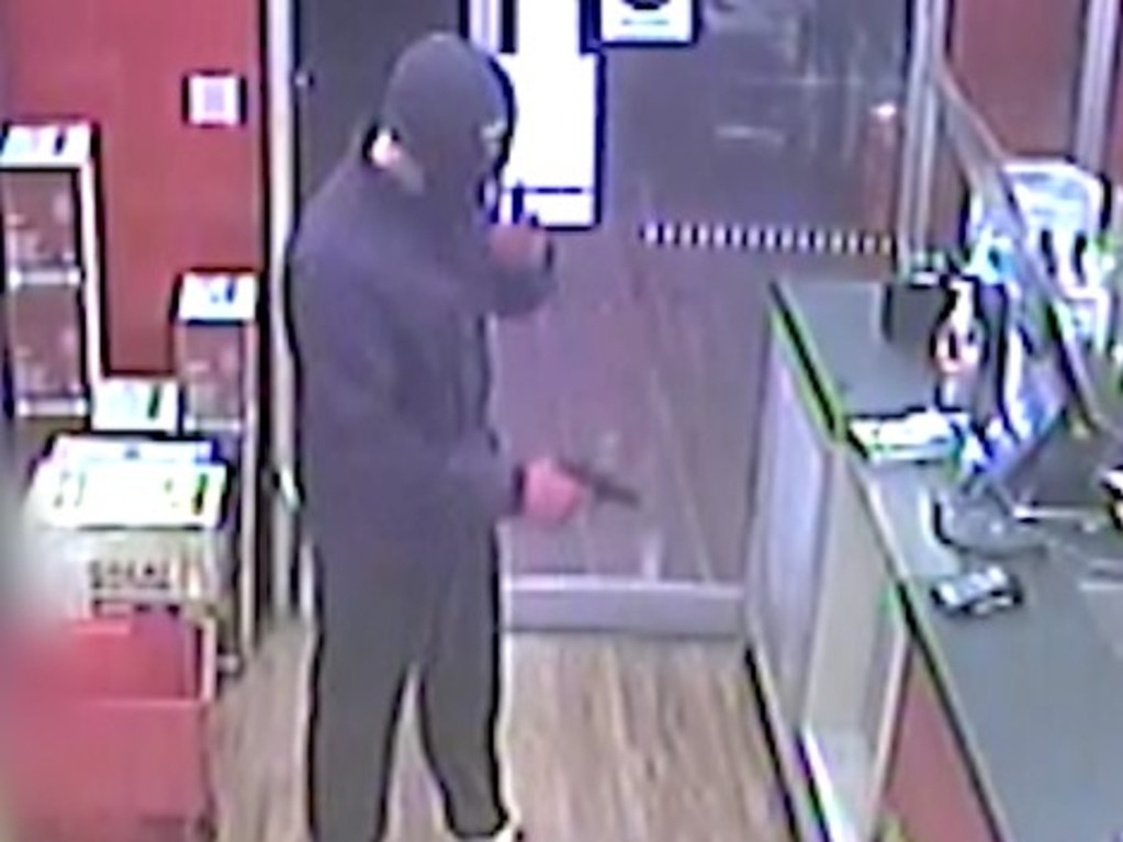 WATCH: Police Hunt Alleged Armed Robber After 20 Second Burglary Caught ...