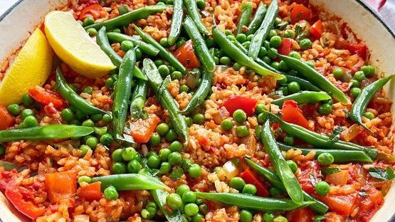 This Savvy Dinner Plan recipe makes vegetarian paella.