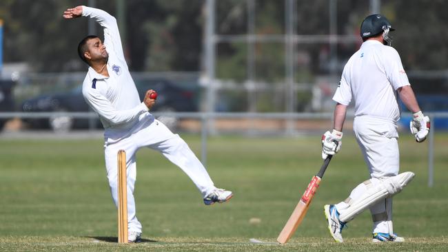 Narinder Sharma in action for Bundoora.