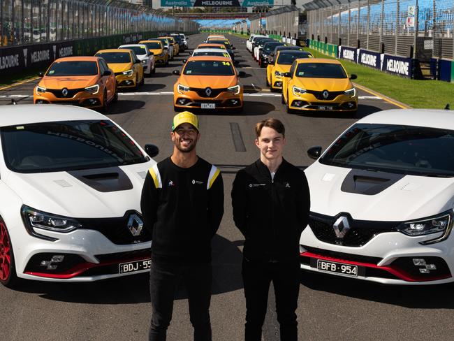 A teenage Piastri meets Ricciardo during his stint at Renault in 2020.