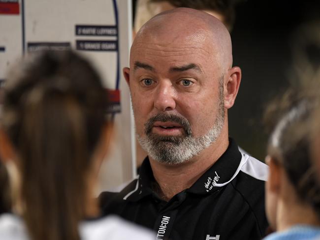 ALICE SPRINGS, AUSTRALIA - MARCH 14: Carlton Blues coach Daniel Harford speaks to his players during the round six AFLW match between the Melbourne Demons and the Carlton Blues at TIO Traeger Park on March 14, 2020 in Alice Springs, Australia. (Photo by Albert Perez/Getty Images)