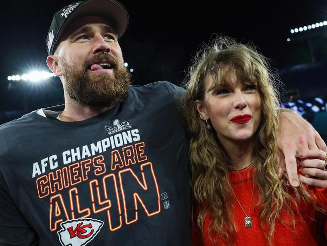 BALTIMORE, MARYLAND - JANUARY 28: Travis Kelce #87 of the Kansas City Chiefs (L) celebrates with Taylor Swift after defeating the Baltimore Ravens in the AFC Championship Game at M&T Bank Stadium on January 28, 2024 in Baltimore, Maryland.   Patrick Smith/Getty Images/AFP (Photo by Patrick Smith / GETTY IMAGES NORTH AMERICA / Getty Images via AFP)