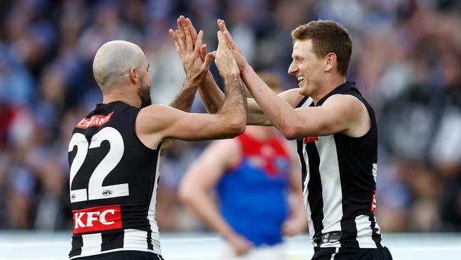 MELBOURNE, AUSTRALIA - JUNE 10: Steele Sidebottom (left) and Will Hoskin-Elliott of the Magpies celebrate during the 2024 AFL Round 13 match between the Collingwood Magpies and the Melbourne Demons at The Melbourne Cricket Ground on June 10, 2024 in Melbourne, Australia. (Photo by Michael Willson/AFL Photos via Getty Images)