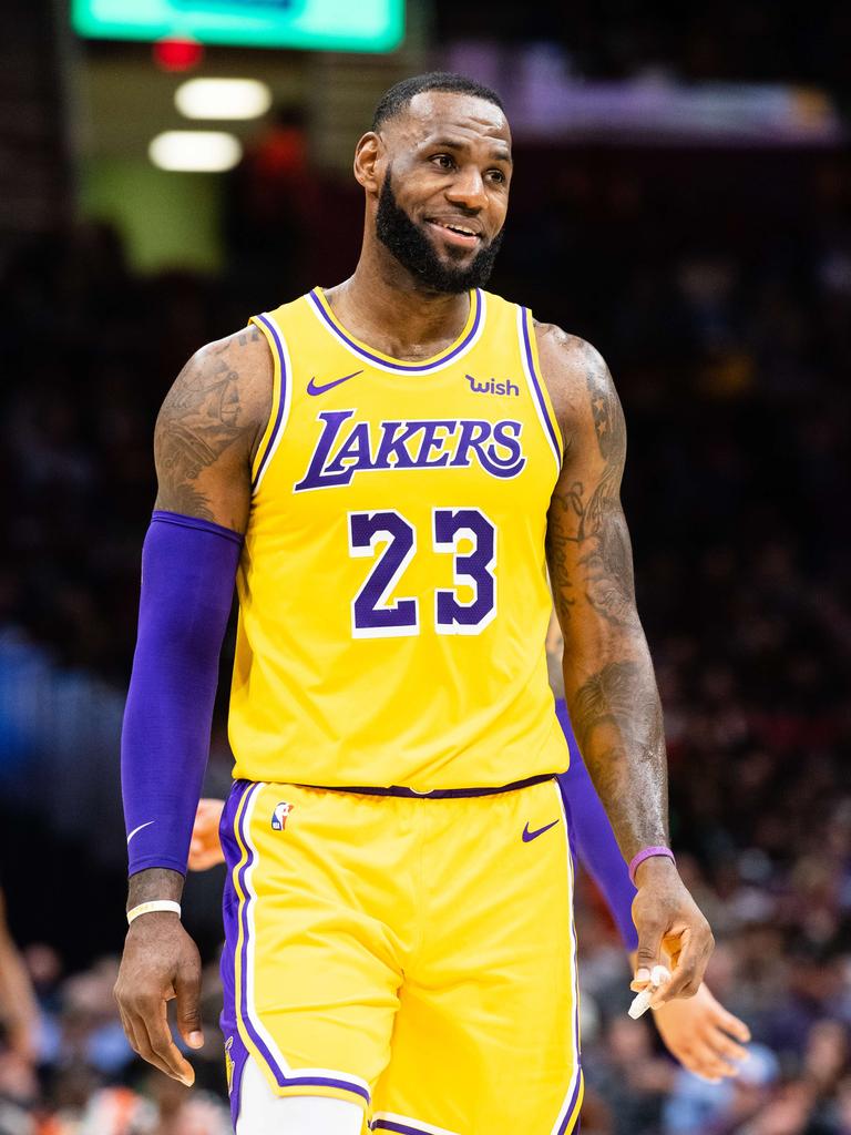 LeBron James will switch back to jersey number 23 'out of respect