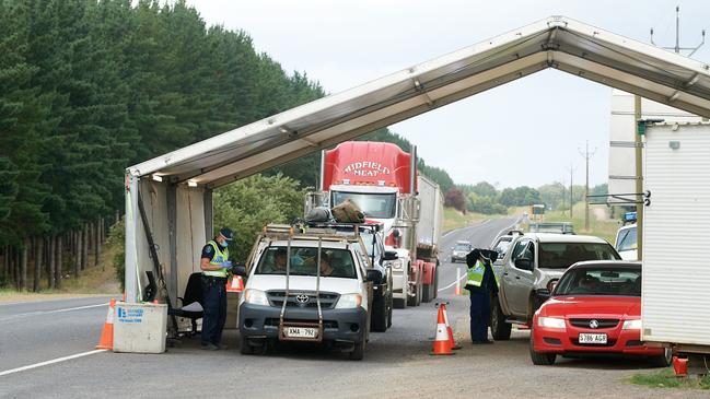 SA Police at the border checkpoint between South Australia and Victoria near Mt Gambier. Picture: Frank Monger/File