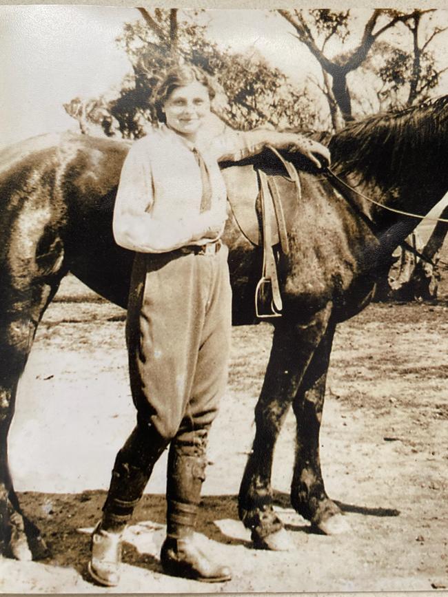 A ver named Miss Moss, who specialised in large animals like horses and cows, lived at the house in the 1920s and 1930s.