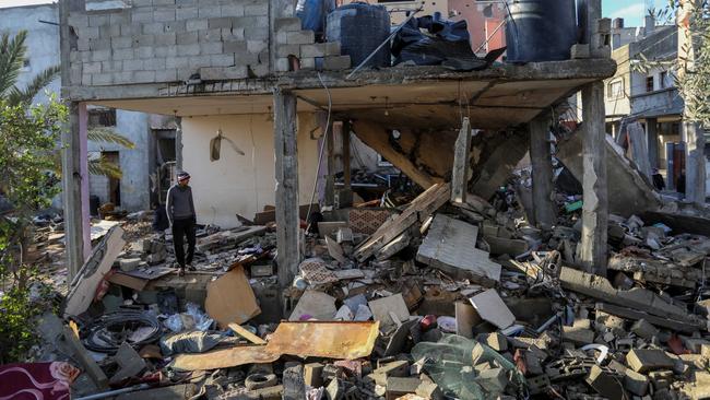 RAFAH, GAZA - JANUARY 27: People inspect damage to their homes caused by Israeli air strikes, on January 27, 2024 in Rafah, Gaza. The toll since the Oct. 7 war in Gaza between Israel and Hamas now exceeds 25,000 dead and 62,000 injured, according to the territory's health ministry. Two-thirds of the victims are believed to be women and children. The United Nations estimates for its part that more than 18,000 Palestinian children have lost a parent. With 25 per cent of the population, or more than half a million people, are in a situation of "food catastrophe" and threatened with famine. (Photo by Ahmad Hasaballah/Getty Images)