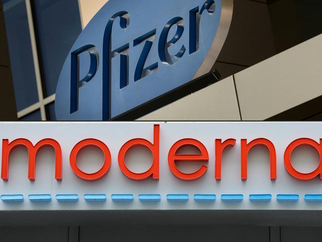 (COMBO) This combination of file pictures created on August 05, 2020, shows a sign for Pfizer pharmaceutical company on a building in Cambridge, Massachusetts, on March 18, 2017 and the Moderna headquarters in Cambridge, Massachusetts on May 18, 2020. - Moderna said on August 26, 2022, it is suing rival vaccine makers Pfizer and BioNTech, alleging the partners infringed on its patents in developing their shot for Covid-19. "Moderna believes that Pfizer and BioNTech's Covid-19 vaccine Comirnaty infringes patents Moderna filed between 2010 and 2016 covering Moderna's foundational mRNA technology," it said in a statement. (Photo by DOMINICK REUTER and Joseph Prezioso / AFP)