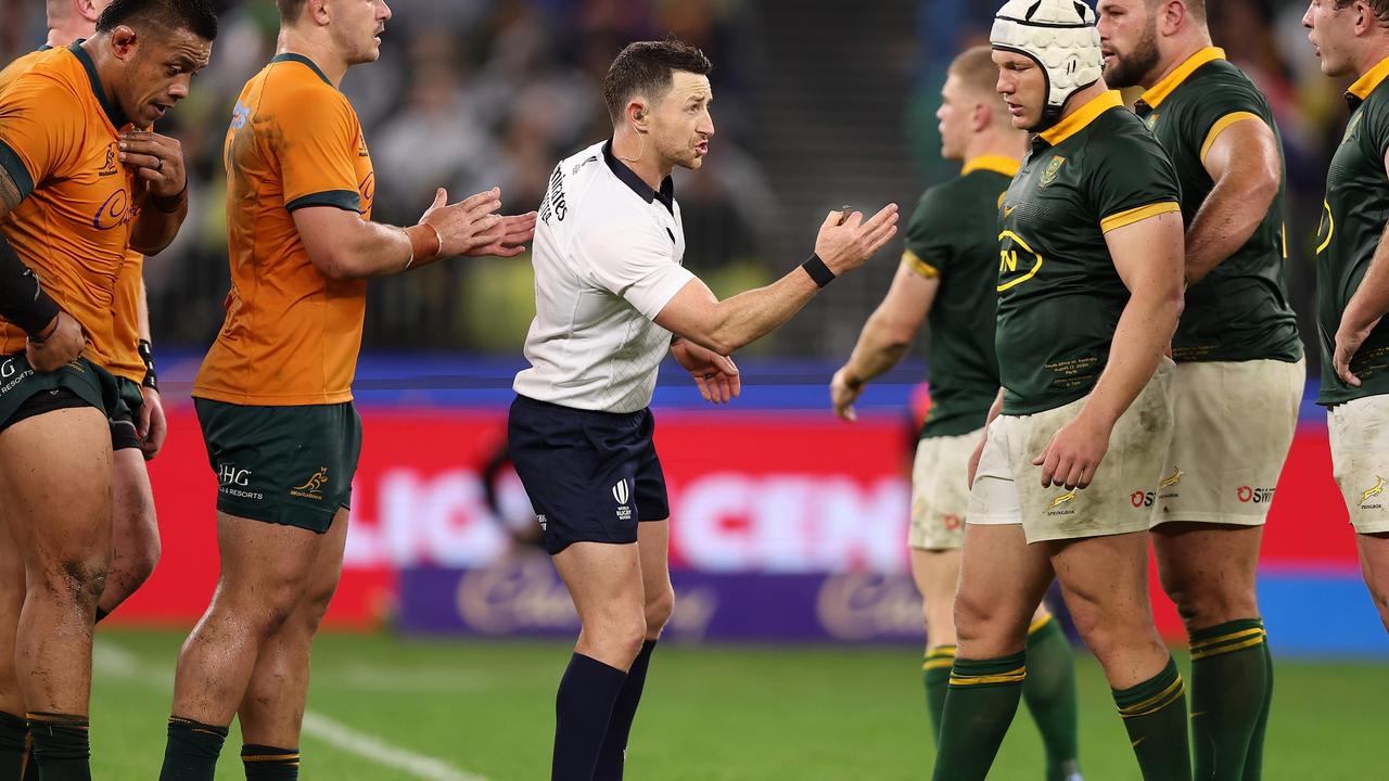 Referee Paul Williams talks with players during The Rugby Championship match between Australia Wallabies and South Africa Springboks in Perth, (Photo by Paul Kane/Getty Images)