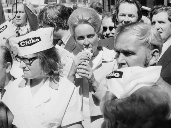 Lady Sonia McMahon devours a chicko roll at Moonee Ponds in 1972.