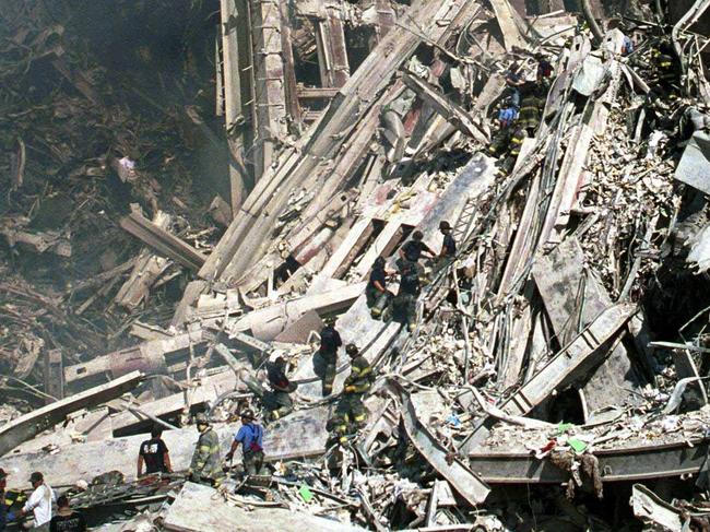 SEPTEMBER 11, 2001 : Firefighters form human chain up rubble of World Trade Centre in New York 11/09/01 as they search for missing colleagues after terrorist attack caused collapse of building.USA / Crime / Bombing / Terrorism