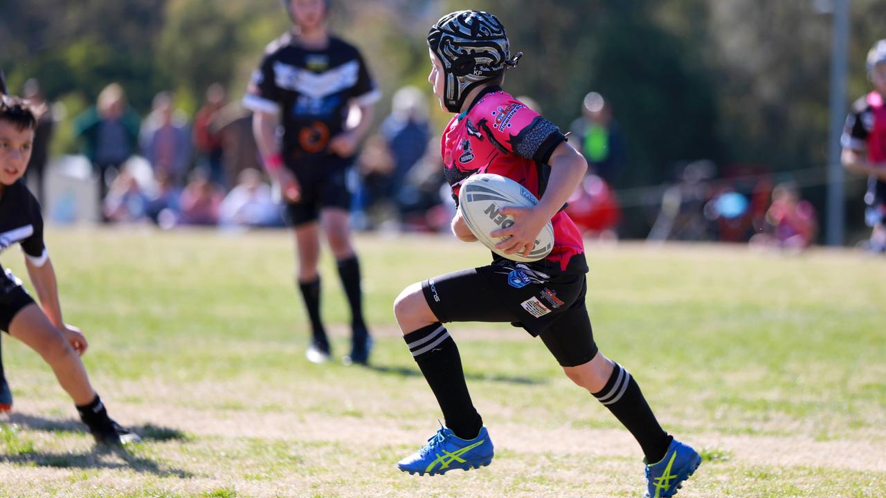 Rouse Hill Rhinos player Isaak Busuttil runs the ball. (AAP IMAGE / Angelo Velardo)