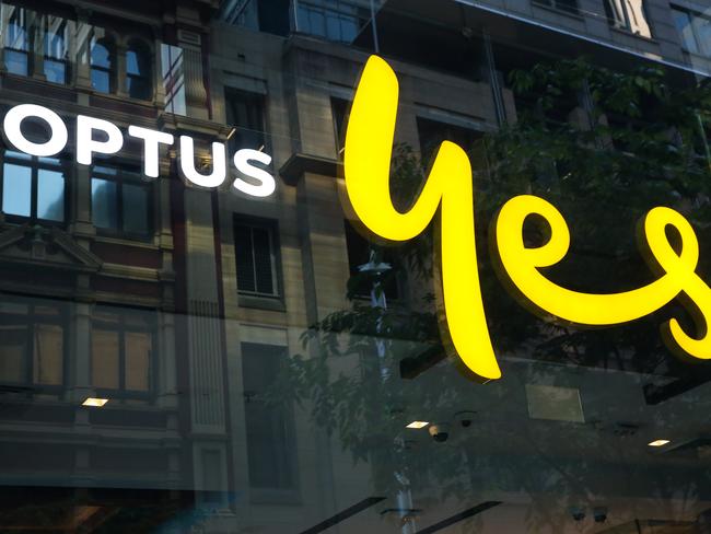 SYDNEY, AUSTRALIA: Newswire Photos- NOVEMBER 08 2023: A general view of the Optus shop in the Sydney CBD as they have an outage today throwing commuter transport and small business into chaos. Photo by: NCA Newswire /Gaye Gerard