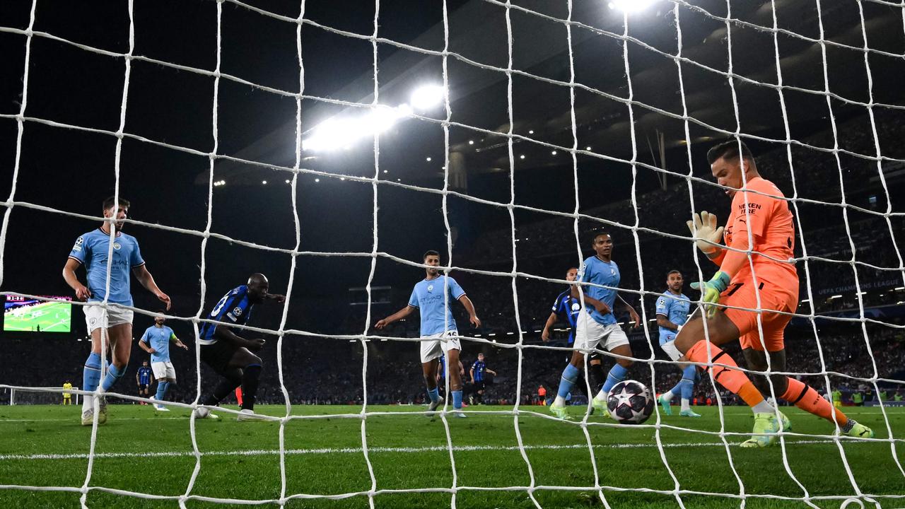 Romelu Lukaku headed it straight at the keeper. Photo by OZAN KOSE / AFP.