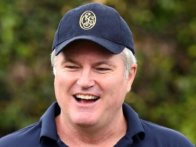 (FILES) A file photo taken on January 3, 2018 shows former Australian spinner Stuart MacGill (L) chatting with England captain Joe Root (R) during training at the SCG in Sydney. - Australian armed police on May 5, 2021 said they had arrested four men in connection with the armed kidnapping of former Test bowler Stuart MacGill. (Photo by William WEST / AFP) / -- IMAGE RESTRICTED TO EDITORIAL USE - STRICTLY NO COMMERCIAL USE --