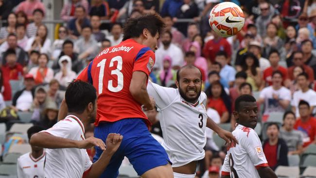 Koo Ja Cheol of South Korea (red) heads for goal during the first round Asian Cup football match between South Korea and Oman in Canberra on January 10, 2015. AFP PHOTO / MARK GRAHAM --- IMAGE RESTRICTED TO EDITORIAL USE - STRICTLY NO COMMERICAL USE --