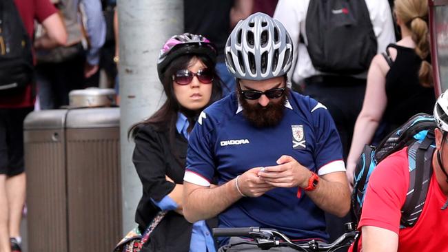 Using mobile phones will in the future earn cyclists an on-the-spot fine.