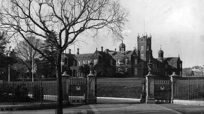 Melbourne Grammar opened in 1858.