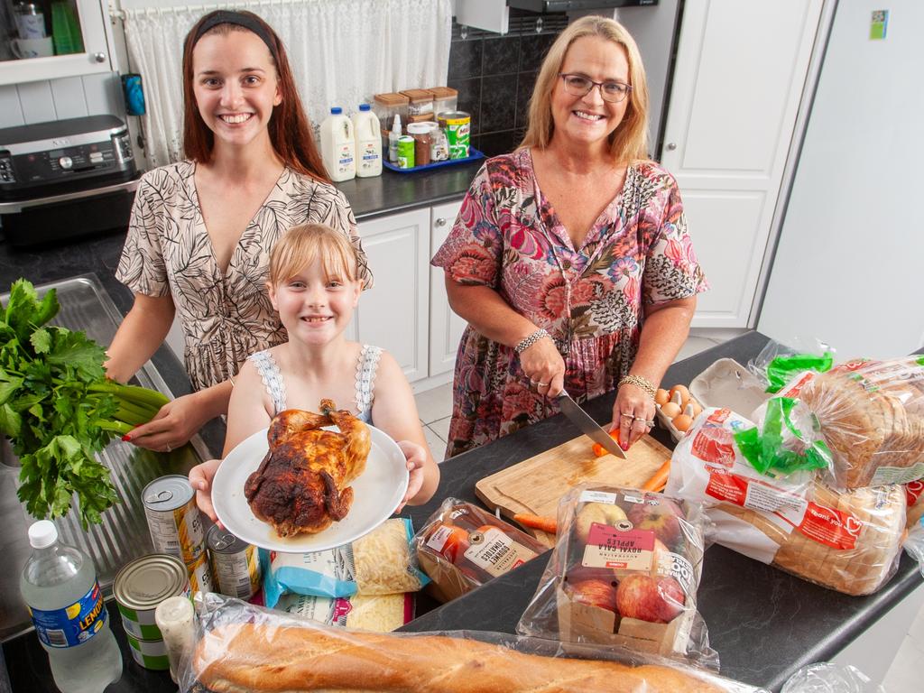 Saving tips … Jeni Bonell and daughters Sabrina and Katie prepare dinner for the other 15 members of Australia’s largest family. Picture: David Martinelli.