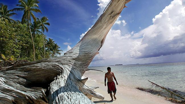 Citizens of climate-threatened Tuvalu will have the right to live in Australia under a landmark pact.