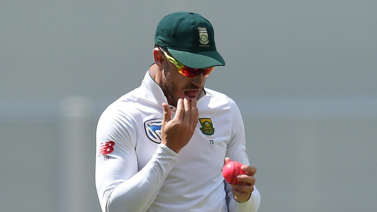 South African captain Faf du Plessis takes saliva to shine the ball on day 3 of the third Test match between Australia and South Africa at the Adelaide Oval in Adelaide, Saturday, Nov. 26, 2016. (AAP Image/Dave Hunt) NO ARCHIVING, EDITORIAL USE ONLY, IMAGES TO BE USED FOR NEWS REPORTING PURPOSES ONLY, NO COMMERCIAL USE WHATSOEVER, NO USE IN BOOKS WITHOUT PRIOR WRITTEN CONSENT FROM AAP