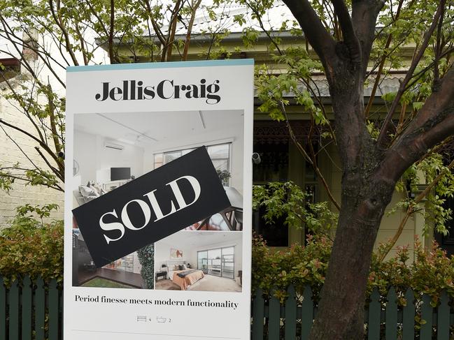 MELBOURNE, AUSTRALIA - NewsWire Photos OCTOBER 05, 2024: REAL ESTATE GENERICS - Sold sign on auction board. Picture: NewsWire / Andrew Henshaw