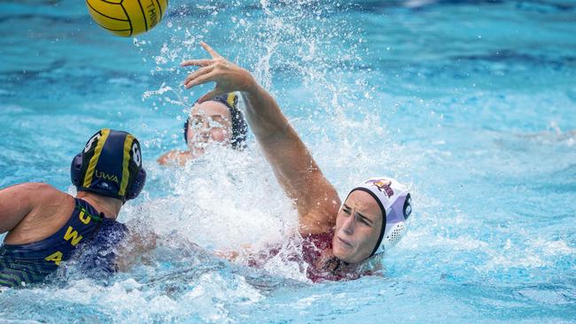 Bronwen Knox in the Australian Water Polo League fixture between Queensland Thunder and UWA Torpedoes in February 9 (AAP Image/Richard Walker)