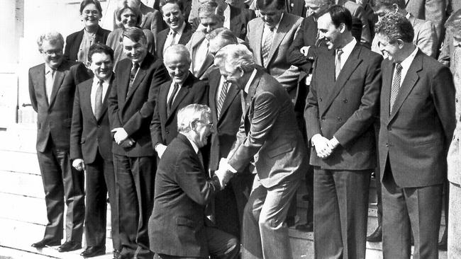 Hayden jokingly kneels before PM Hawke at a group photo session in 1987.