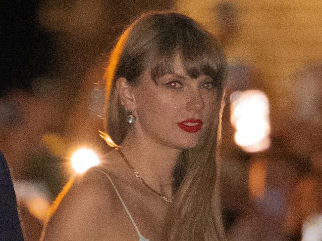 Zoe kravitz , cara delevigne and Taylor swift share a laugh as they head to the after party of Margaret Qualley and Jack Antonoff wedding  Pictured:  Ref: SPL9849850 200823 NON-EXCLUSIVE Picture by: WavyPeter / SplashNews.com  Splash News and Pictures USA: 310-525-5808  UK: 020 8126 1009 eamteam@shutterstock.com  World Rights