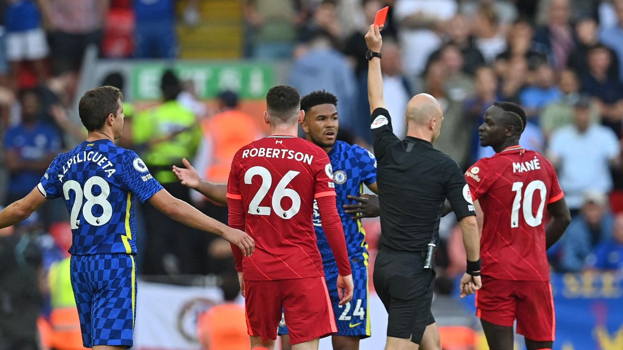 Anthony Taylor mostra un cartellino rosso a Reece James, un giocatore del Chelsea.  (Foto di Paul Ellis/AFP)