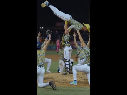 Baseball team recreates iconic scene from "Dirty Dancing"