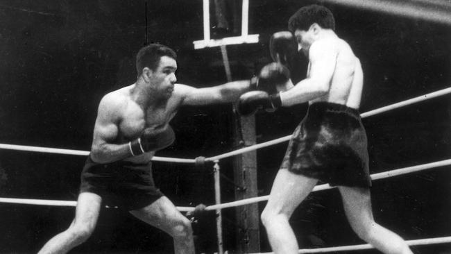 Fred Henneberry (right) keeps clear of Ron Richards’ straight left during a 1941 bout.