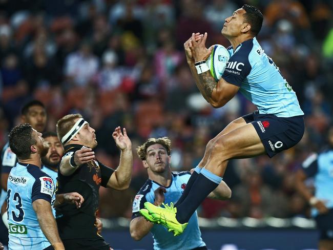 Waratahs fullback Israel Folau takes a high ball against the Chiefs on Saturday night.