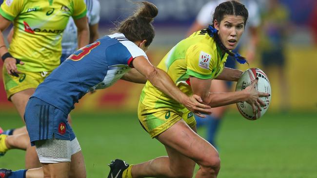 Charlotte Caslick of Australia is tackled by Chloe Pelle of France.