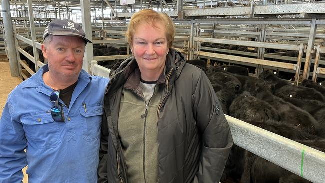 Buyers Brett and Brenda Roberts from Kergunyah, spend $1030 or 412c/kg liveweight on Angus steers weighing 250kg at the Wodonga store cattle sale.