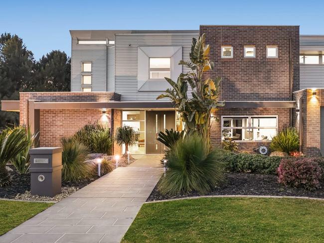 15 Gallery Place, Wheelers Hill - for herald sun real estate