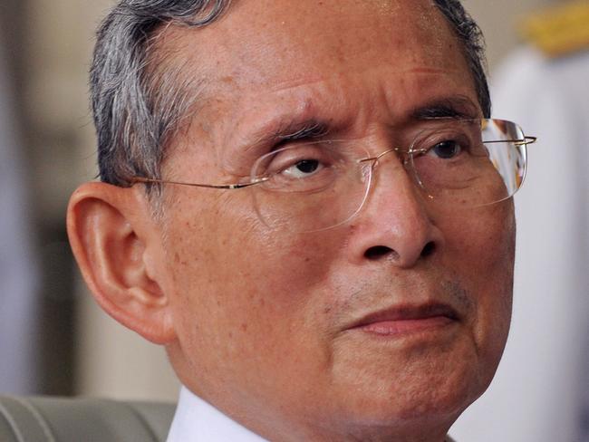 (FILES) This file photo taken on May 5, 2010 shows Thai King Bhumibol Adulyadej sitting on wheelchair after the ceremony marking the 60th anniversary of his coronation in Bangkok. Thailand's King Bhumibol Adulyadej has died after a long illness, the palace announced on October 13, 2016, ending a remarkable seven-decade reign and leaving a divided people bereft of a towering and rare figure of unity. / AFP PHOTO / PORNCHAI KITTIWONGSAKUL