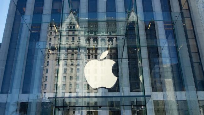 The Apple logo at the entrance to the Fifth Avenue Apple store in New York. (Image: AFP/Don Emmert)