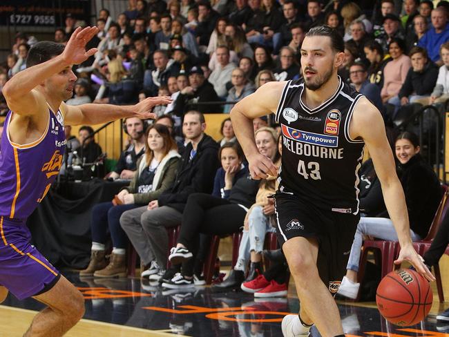 MELBOURNE, AUSTRALIA - SEPTEMBER 01:  Chris Goulding of Melbourne United (R)  in action under pressure from Kevin Lisch of the Sydney Kings during the NBL pre-season match between Melbourne United and the Sydney Kings at State Basketball Centre on September 1, 2018 in Melbourne, Australia.  (Photo by Graham Denholm/Getty Images)