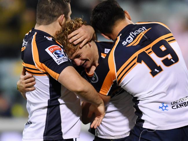 Joe Powell of the Brumbies celebrates with team mates after scoring a try during the Super Rugby quarter final match between the ACT Brumbies and the Sharks at GIO Stadium in Canberra, Saturday, June 22, 2019. (AAP Image/Lukas Coch) NO ARCHIVING, EDITORIAL USE ONLY