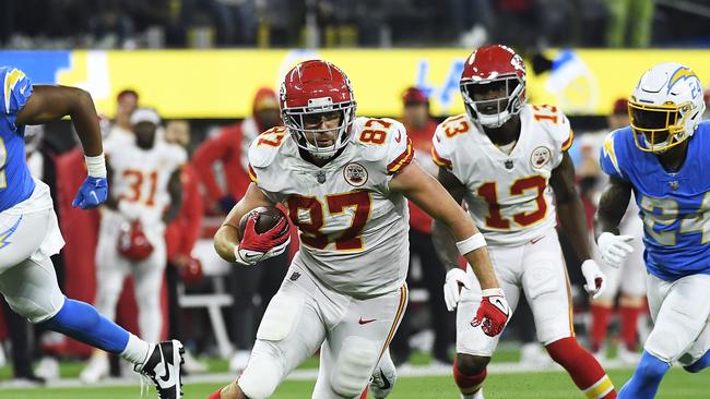 INGLEWOOD, CALIFORNIA - DECEMBER 16: (EDITOR'S NOTE: Alternate crop) Travis Kelce #87 of the Kansas City Chiefs carries the ball for a touchdown during overtime against the Los Angeles Chargers at SoFi Stadium on December 16, 2021 in Inglewood, California.   Kevork Djansezian/Getty Images/AFP == FOR NEWSPAPERS, INTERNET, TELCOS & TELEVISION USE ONLY ==