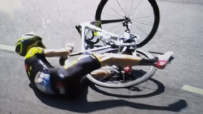 Adam yates takes a fall on stage 16