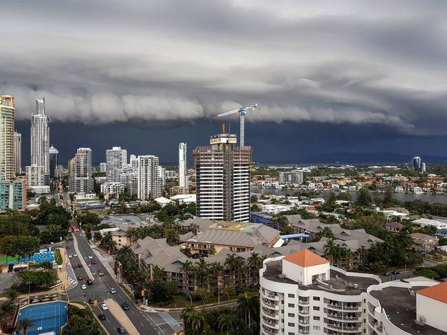 The storm comes in. Picture: @gcsquirrel.