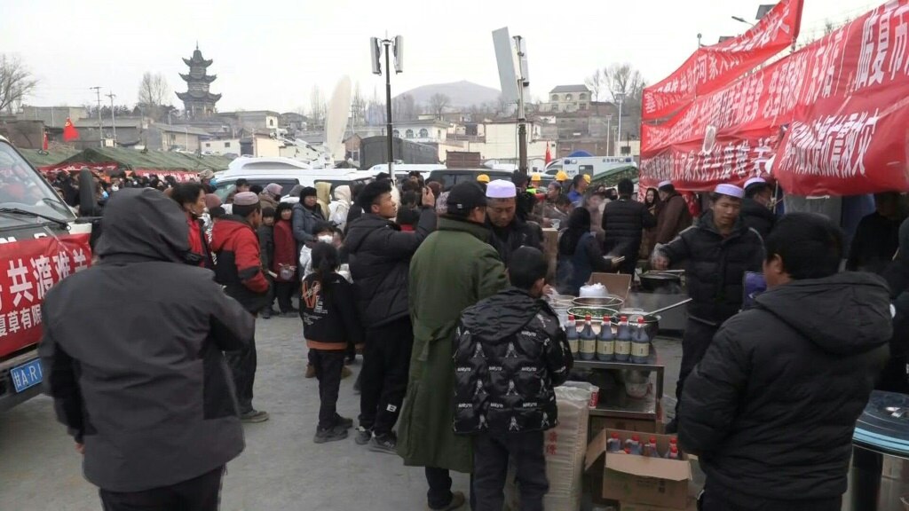 Çin’de 131 kişinin ölümüne neden olan depremden sağ kurtulanlar dondurucu soğuğa karşı direniyor