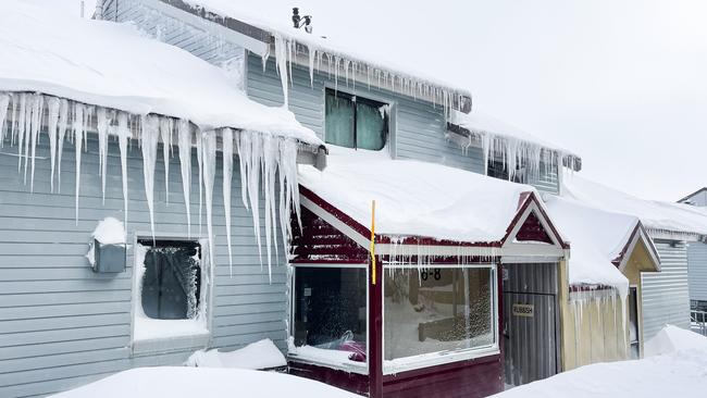 An incoming cold front could bring another 20cm of snow across Sunday and Monday after Mt Hotham received 27cm this week. Picture: NCA NewsWire / Dylan Robinson