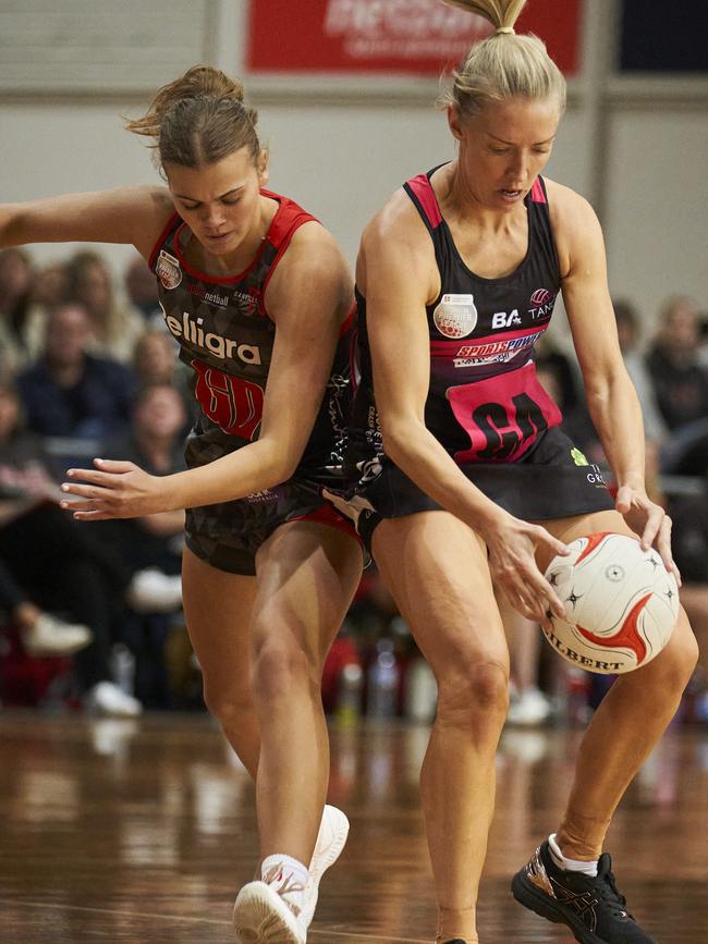 Garville’s Chelsea Burns and Tango’s Jessica Paradiso battle for the ball. The Greys will take on Matrics on Friday night. Picture: Matt Loxton